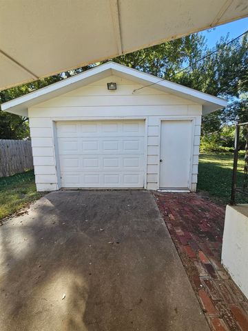 1911 Fuller St, Winfield, KS 67156