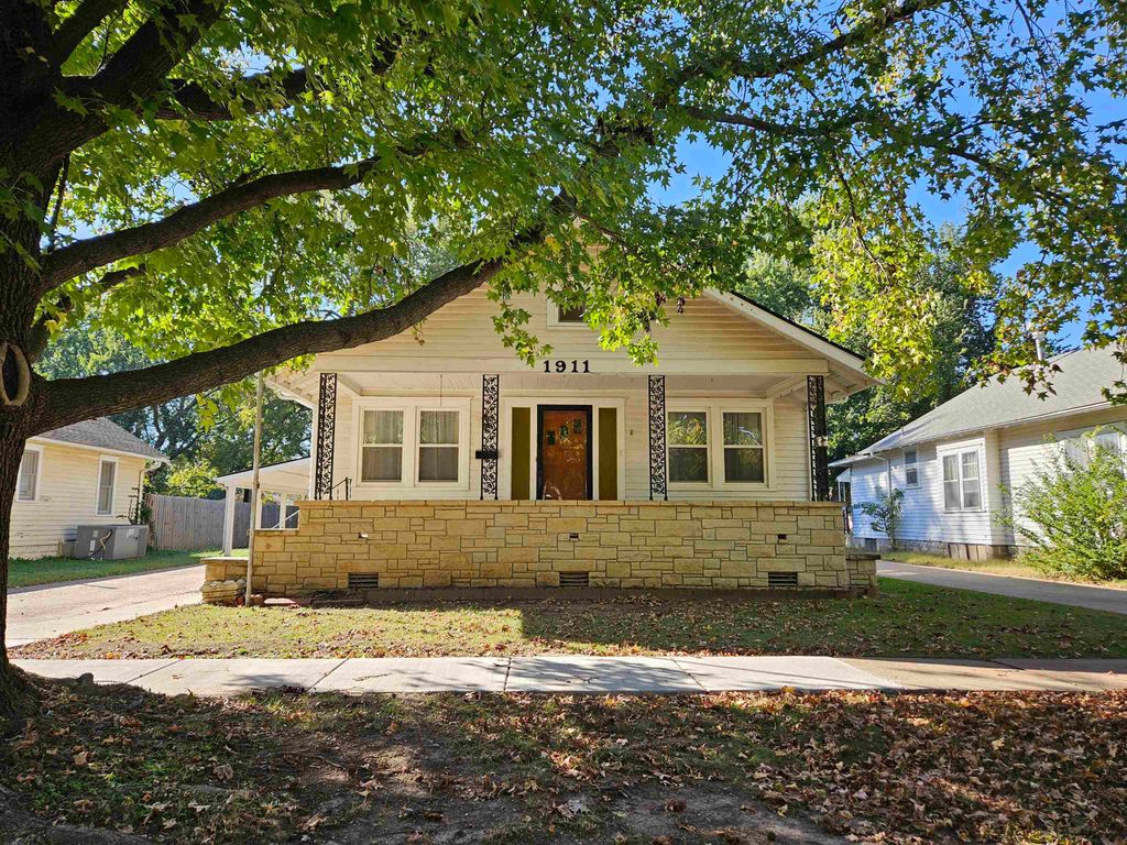 1911 Fuller St, Winfield, KS 67156