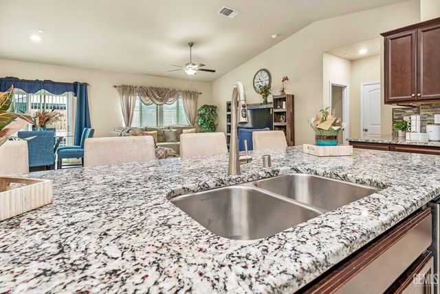 9414 Woodland Ridge Lane, Shafter, CA 93263