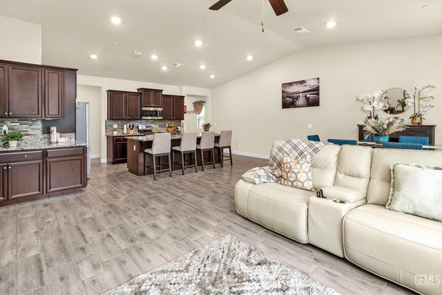 9414 Woodland Ridge Lane, Shafter, CA 93263