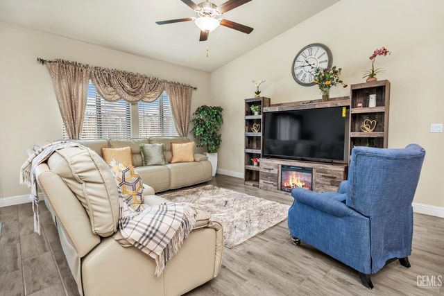 9414 Woodland Ridge Lane, Shafter, CA 93263