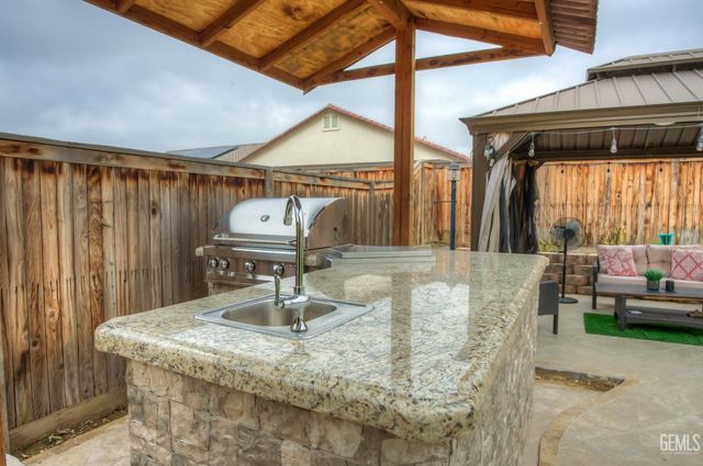 9414 Woodland Ridge Lane, Shafter, CA 93263