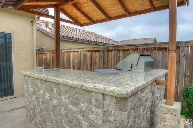 9414 Woodland Ridge Lane, Shafter, CA 93263