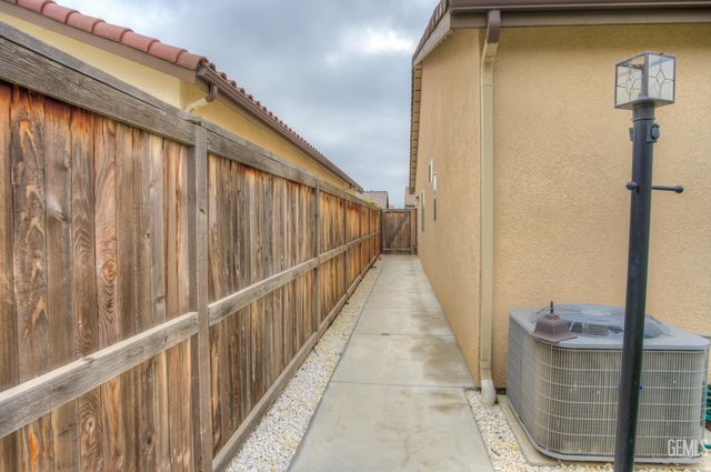 9414 Woodland Ridge Lane, Shafter, CA 93263