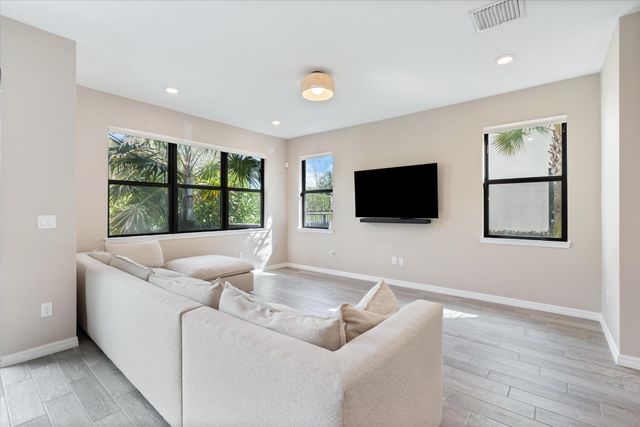 2147 Appleton Circle N, Oakland Park, FL 33309