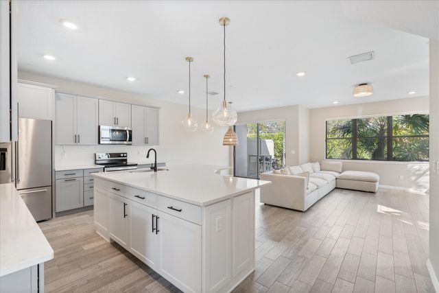 2147 Appleton Circle N, Oakland Park, FL 33309