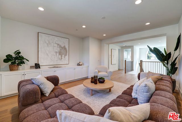 11729 Hartsook Street, Valley Village, CA 91607