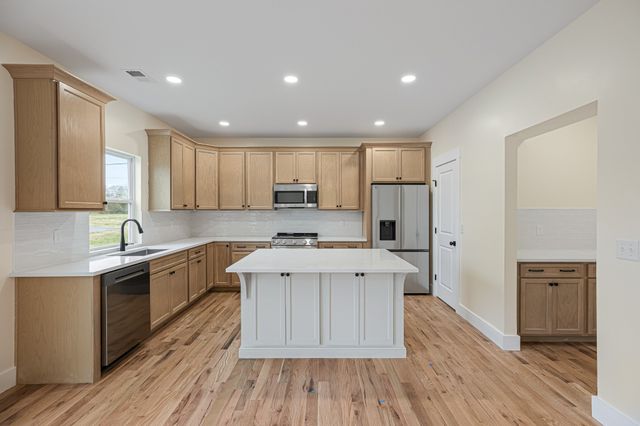 101 Hilltop Dr, Columbia, TN 38401