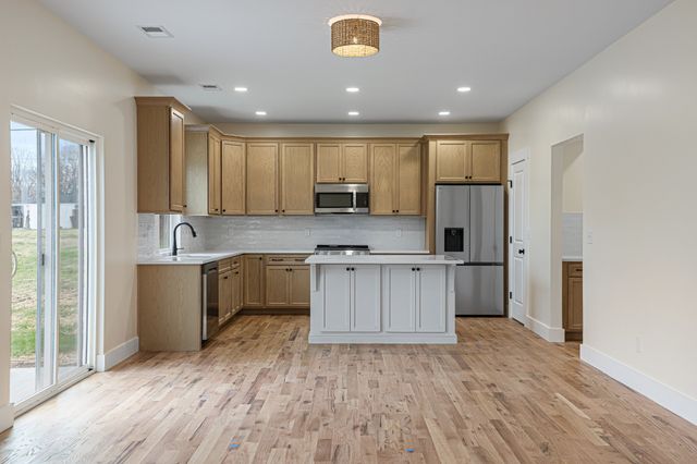 101 Hilltop Dr, Columbia, TN 38401