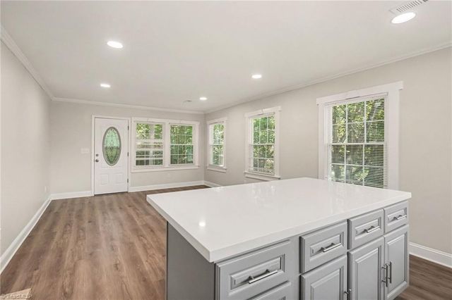 933 E King Street, King, NC 27021