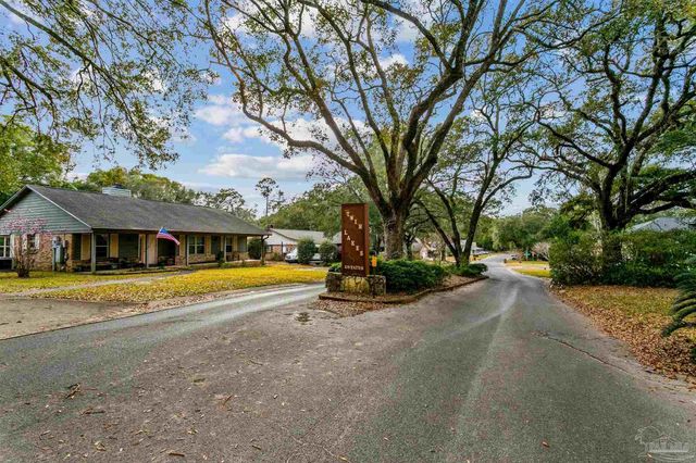 7200 Twin Lakes Ln, Pensacola, FL 32504