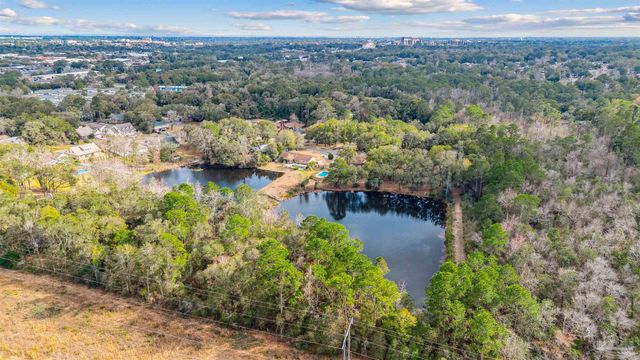 7200 Twin Lakes Ln, Pensacola, FL 32504