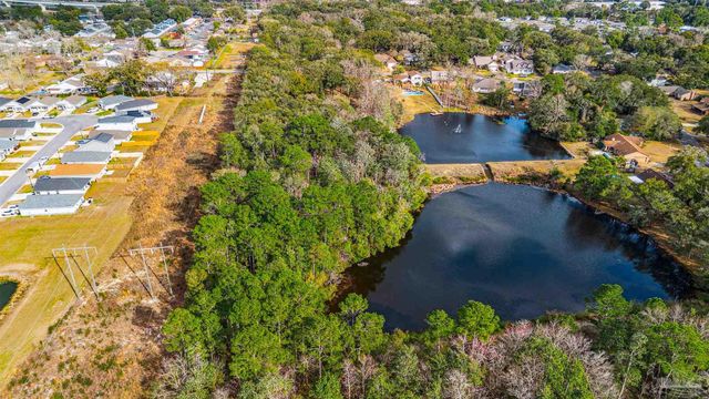 7200 Twin Lakes Ln, Pensacola, FL 32504