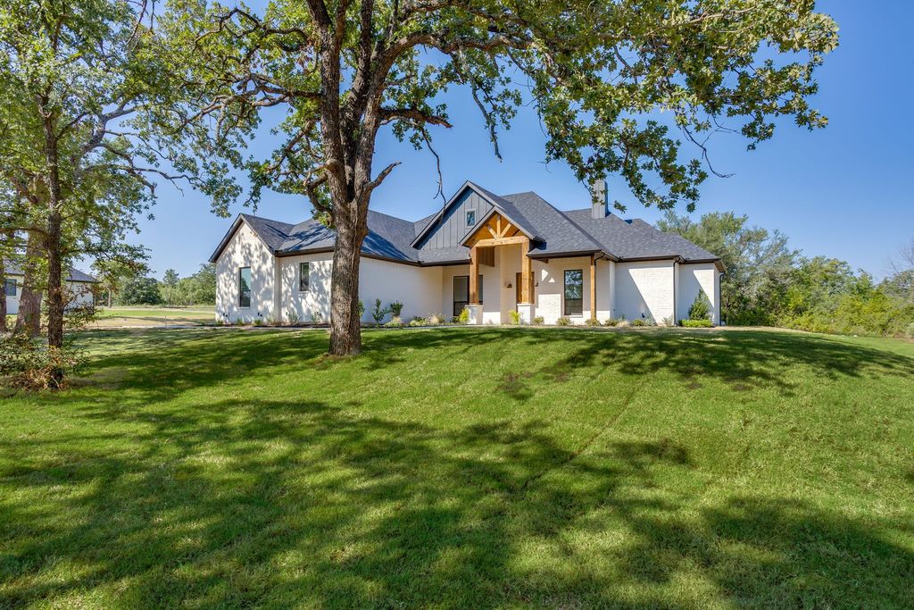 173 Oak Grove Way, Springtown, TX 76082