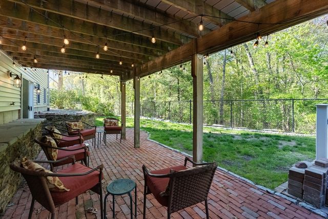 5 Nottingham Way, Freetown, MA 02702