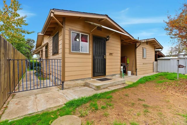 469 Pomgranate Street, Woodlake, CA 93286