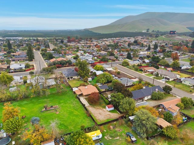 469 Pomgranate Street, Woodlake, CA 93286