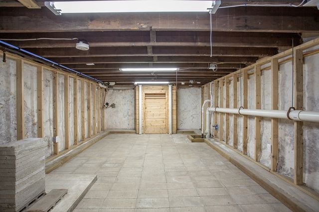 521 Kempton St, New Bedford, MA 02740