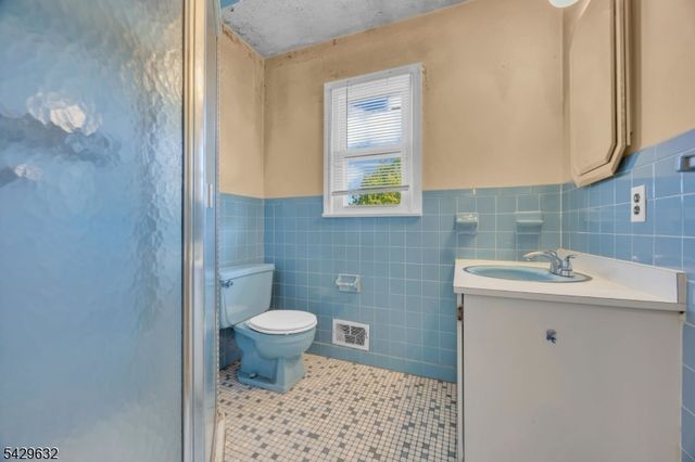 712 Moses Dr, Rahway City, NJ 07065