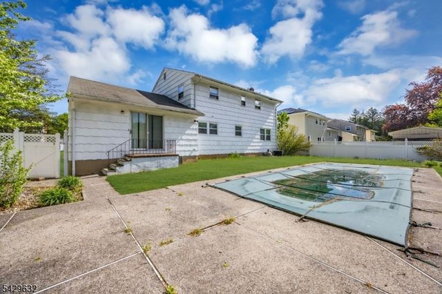 712 Moses Dr, Rahway City, NJ 07065