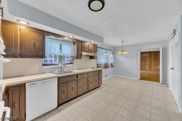 712 Moses Dr, Rahway City, NJ 07065