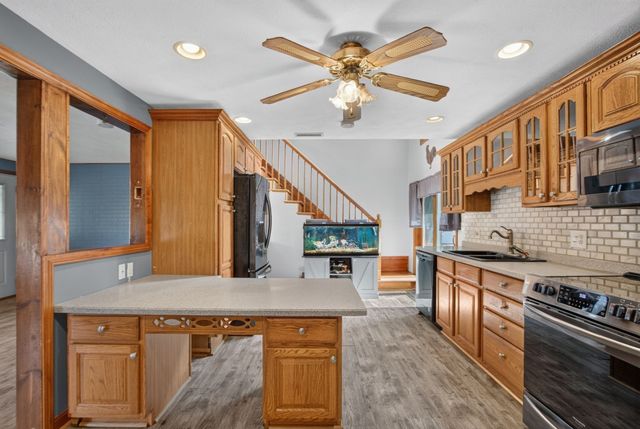 15 Ellington Rd, Tewksbury, MA 01876