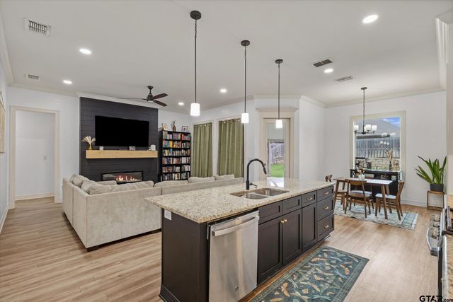 1707 Forestdale Boulevard, Whitehouse, TX 75791
