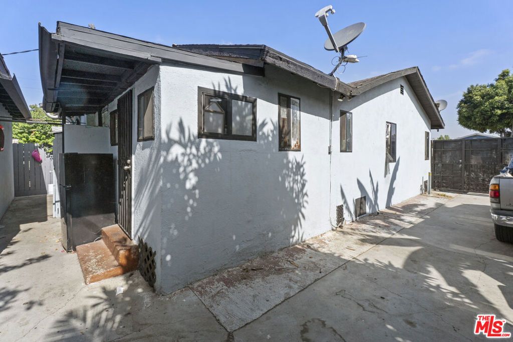 Image 11 of property listing at 1526 E 77th Place, Los Angeles, CA 90001