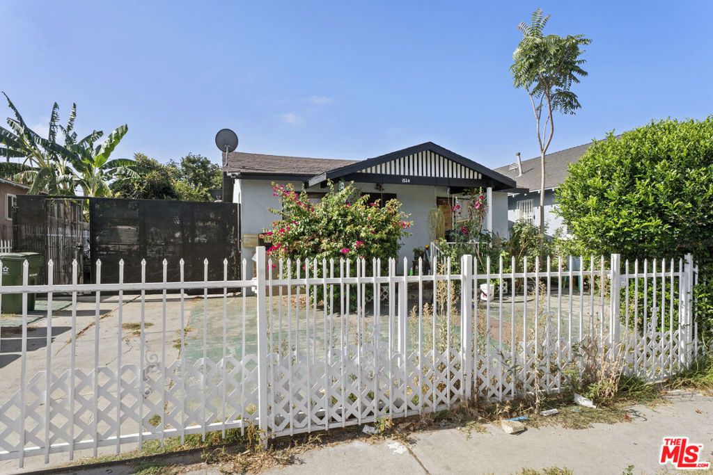 Image 5 of property listing at 1526 E 77th Place, Los Angeles, CA 90001