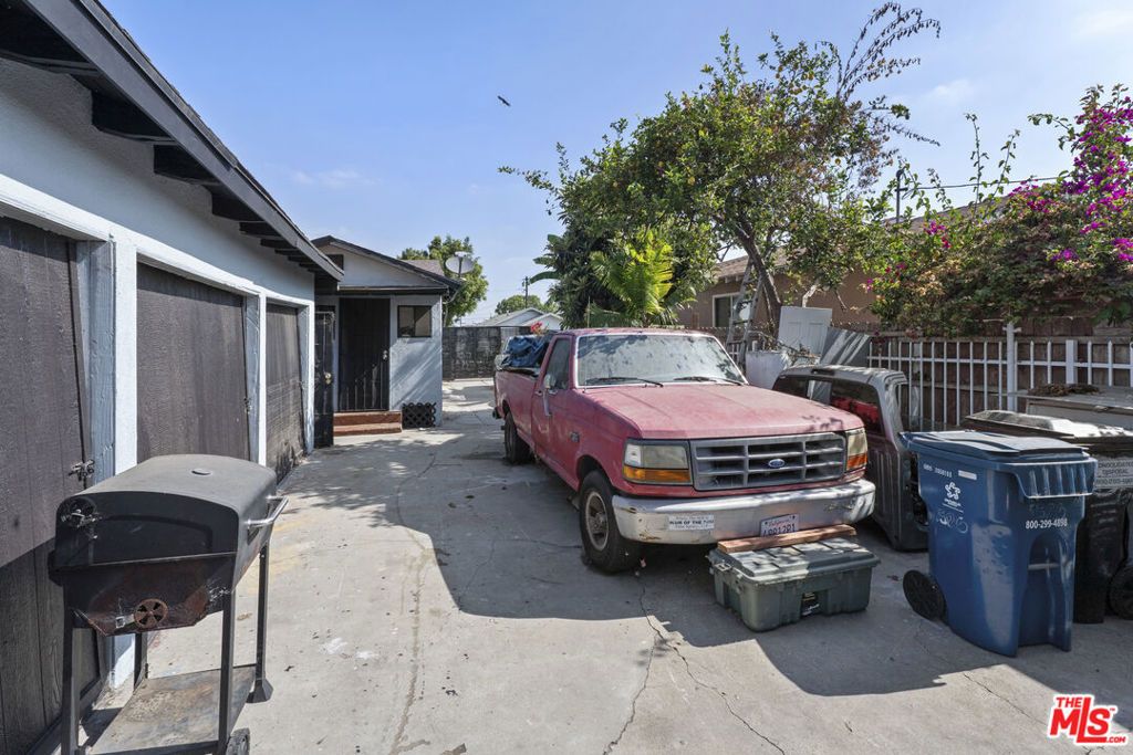 Image 8 of property listing at 1526 E 77th Place, Los Angeles, CA 90001