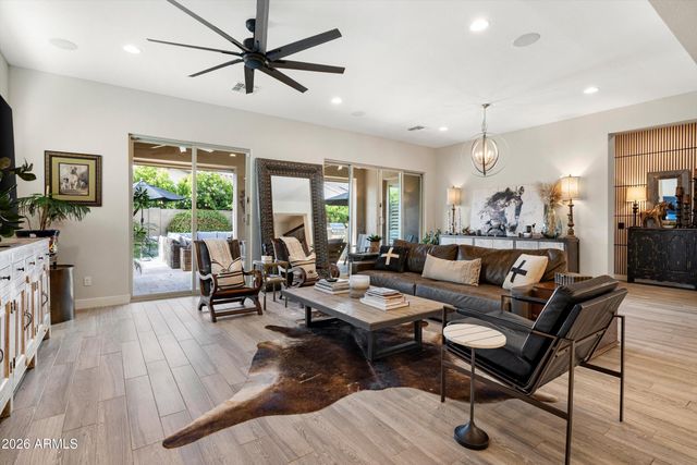 9418 W DALEY Lane, Peoria, AZ 85383