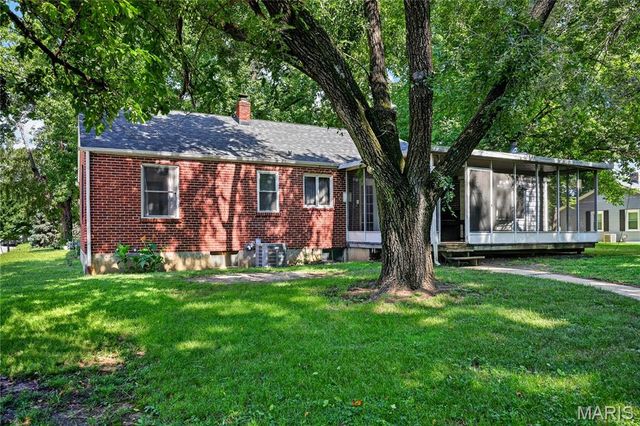 408 Oak Avenue, St Charles, MO 63301