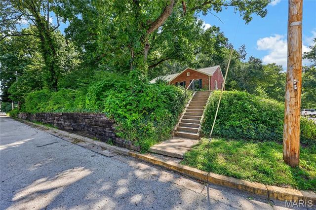 408 Oak Avenue, St Charles, MO 63301