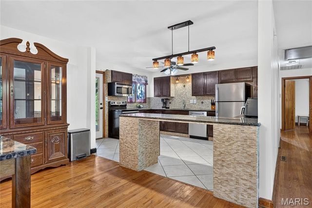 408 Oak Avenue, St Charles, MO 63301