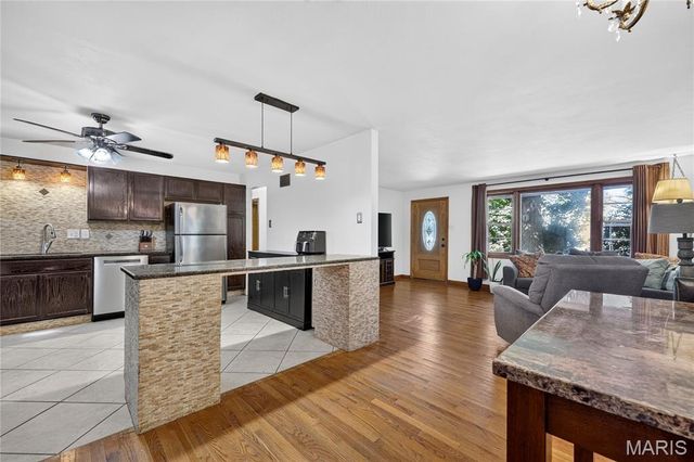 408 Oak Avenue, St Charles, MO 63301