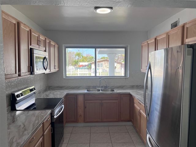 3090 NW 29th St, Miami, FL 33142