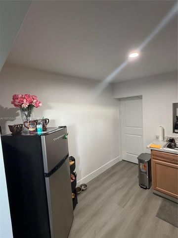 3090 NW 29th St, Miami, FL 33142