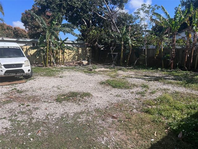 3090 NW 29th St, Miami, FL 33142