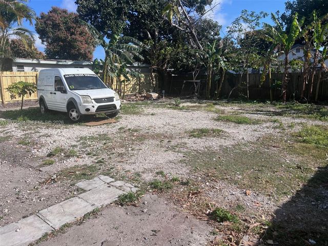 3090 NW 29th St, Miami, FL 33142