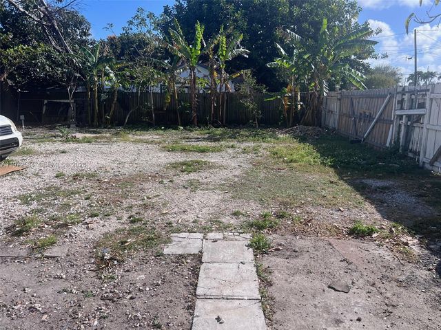 3090 NW 29th St, Miami, FL 33142
