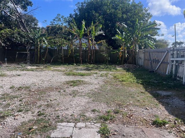 3090 NW 29th St, Miami, FL 33142