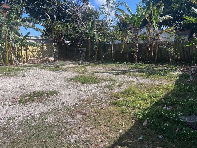 3090 NW 29th St, Miami, FL 33142