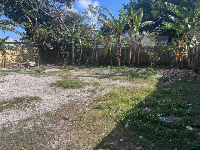 3090 NW 29th St, Miami, FL 33142