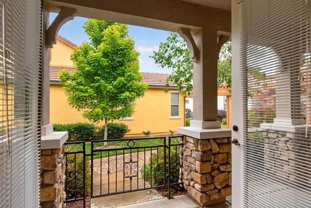 1152 Marseille Ln, Roseville, CA 95747