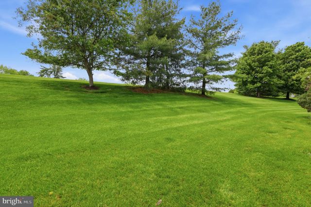 28 BLUEBONNET RD, Langhorne, PA 19047