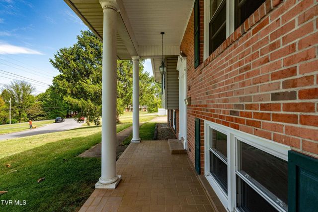 1712 Willowood Court, Johnson City, TN 37604