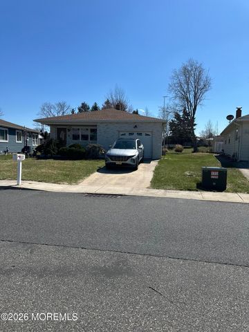 15 Bonaire Drive, Toms River, NJ 08757