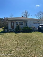 15 Bonaire Drive, Toms River, NJ 08757