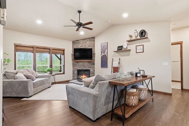 31914 N Zander Ln, Chattaroy, WA 99003