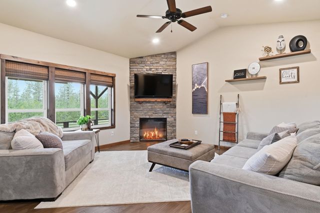 31914 N Zander Ln, Chattaroy, WA 99003